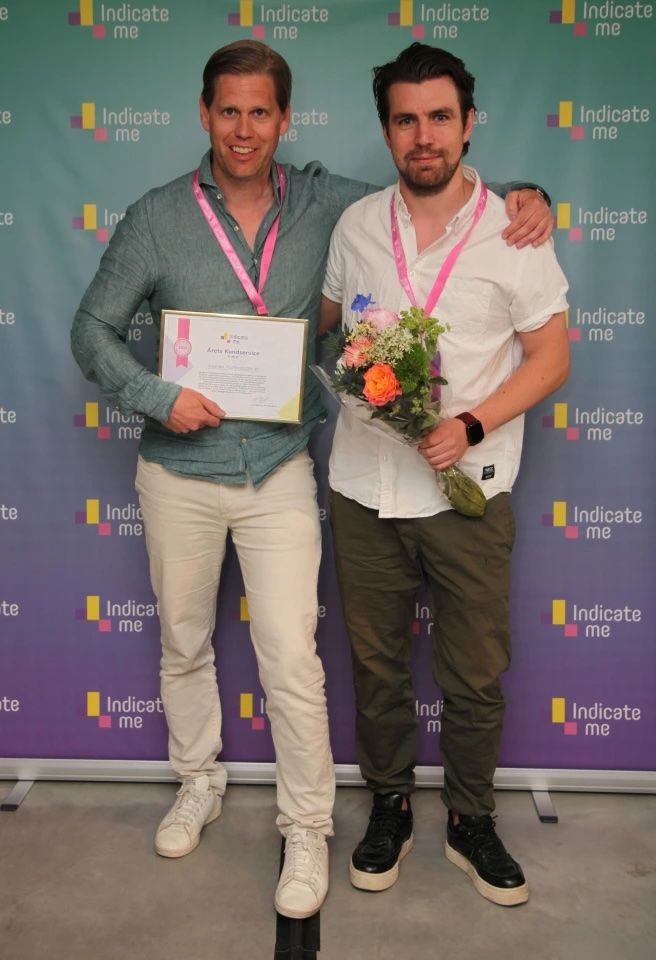Gustav Öhman och Thomas Ewerton tog emot priset till Postkodlotteriets kundservice.