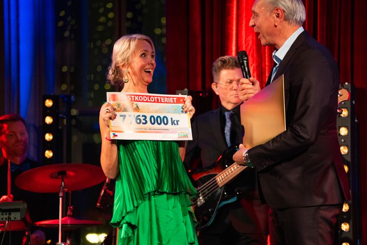 Här överraskas Min Stora Dags generalsekreterare Jennifer McShane med 7,7 miljoner kronor av Svenska Postkodlotteriet för att förverkliga projektet ”Våga prata om ätstörning”.