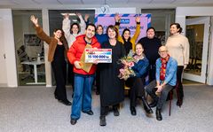 Postkodlotteriets vinstutdelare Daniel Paris överraskar Plan International Sverige med en check på 15,1 miljoner.