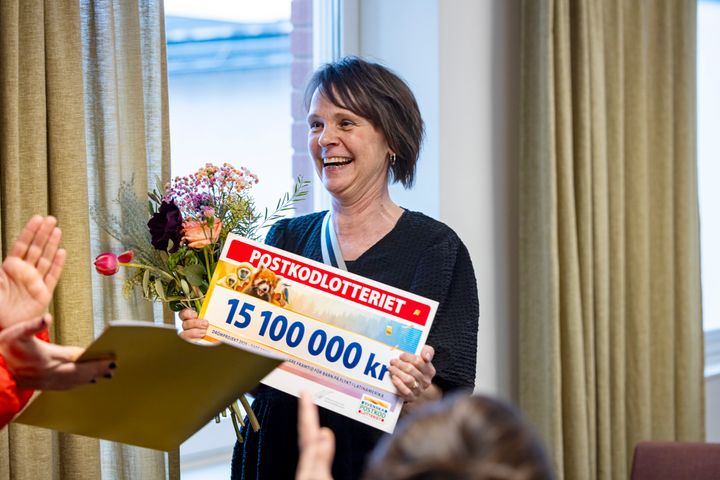 Här överraskas generalssekreterare Mariann Eriksson med en check på 15,1 miljoner av Svenska Postkodlotteriet för att förverkliga drömprojektet Safe Steps.