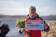 Andrei Engstrand Neacsu, chef för Svenska Röda Korsets enhet för Europa och Centralasien, tar emot en check på 13 miljoner från Svenska Postkodlotteriet.