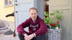 Mikael Mogren har varit drivande i att skapa en kyrklig gemenskap på nätet. Här vid en av många andakter från kökstrappan.