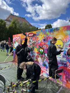 Mikael Mogren målade graffiti under fredsfestivalen i Kungsträdgården, i samband med biskoparnas ungdomsmöte 23 augusti 2025.