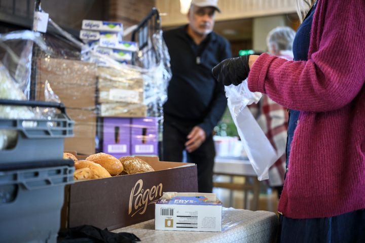 Allt fler människor söker sig till Svenska kyrkans diakonala verksamheter för att få hjälp med grundläggande behov.