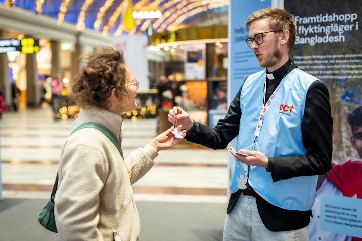 Act Svenska kyrkan arrangerade en ljusmanifestation för fred på Stockholms Centralstation under vecka 48 2025. Besökare kunde tända digitala ljus genom att skanna en QR-kod och swisha en gåva. Reflexänglar delades även ut till förbipasserande.