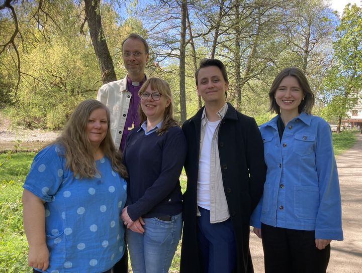 Fyra präst- och diakonkandidater tillsammans med biskop Mikael Mogren. På bilden från vänster: Sofia Flodman, Mikael Mogren, Johanna Becker, Erik Bohm och Sigrid Möller Fredriksson.
