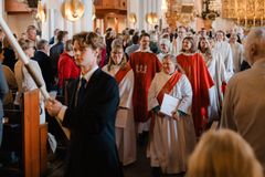Präster och diakoner vigs till tjänst två gånger per år i Västerås stift. Bilden är från präst- och diakonvignigen i juni 2026.