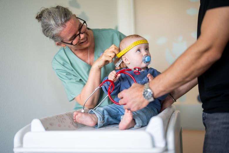 Melivas specialistläkare undersöker ett barn