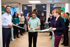 Verksamhetschef Neda Vanaki klipper bandet tillsammans med primärvårdsregionrådet Christine Lorne och Melivas regionchef Hussein Al-Saad vid invigningen av den nya vårdcentralen i Vällingby Centrum.