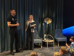 Astronauten Marcus Wandt och Teknikföretagens vd, Pia Sandvik, tmed barnen från Klass 2B, Lillåns skola i Örebro. Foto: Frida Holmström, Teknikföretagen