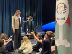 Teknikföretagens vd, Pia Sandvik, och barn från Klass 2B, Lillåns skola i Örebro. Foto: Frida Holmström, Teknikföretagen