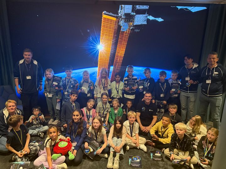 Astronauten Marcus Wandt och Klass 2B från Lillåns skola i Örebro, som vunnit första pris i Sikta mot stjärnorna 2025. Foto: Frida Holmström, Teknikföretagen