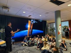 Astronauten Marcus Wandt talar med barnen från Klass 2B, Lillåns skola i Örebro. Foto: Frida Holmström, Teknikföretagen