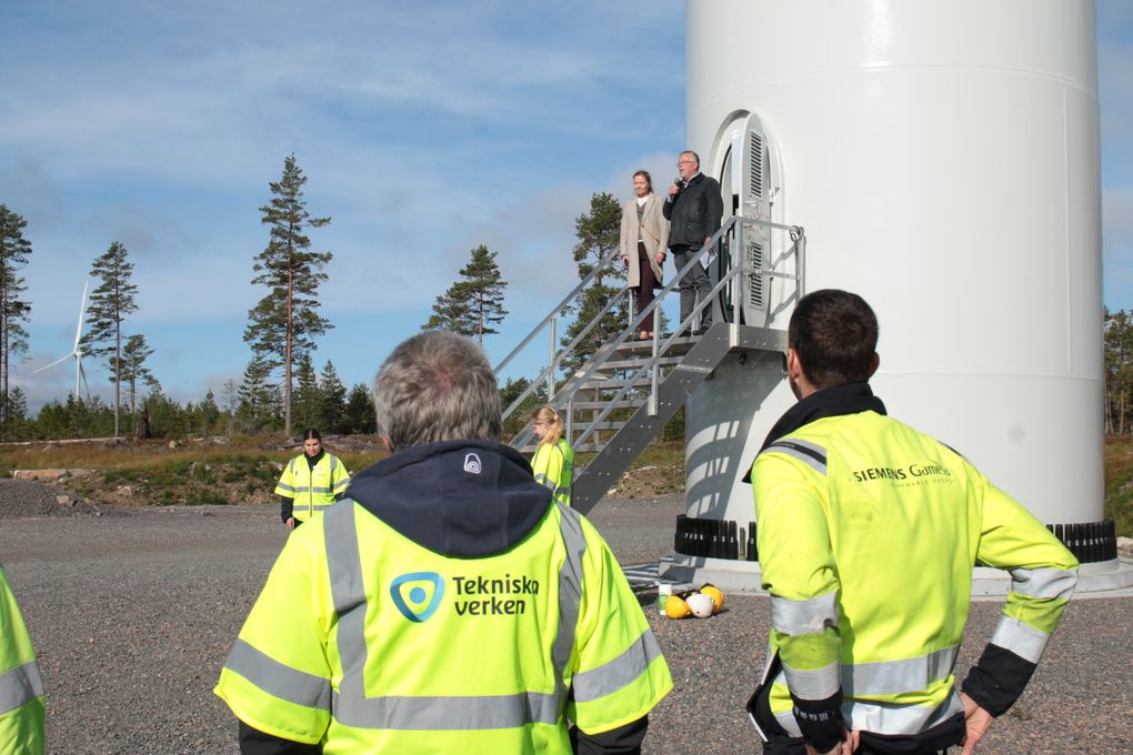 Klas Gustafsson, tf vd Tekniska verken, och Maria Almesåker, styrelseordförande Tekniska verken, inviger vindkraftsparken. Foto: Tekniska verken
