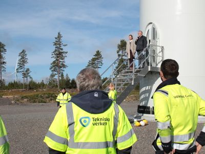 Klas Gustafsson, tf vd Tekniska verken, och Maria Almesåker, styrelseordförande Tekniska verken, inviger vindkraftsparken. Foto: Tekniska verken