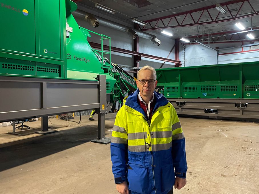 Henrik Lindståhl framför anläggningen som ska minska andelen plast i verksamhetsavfall.