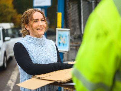 Sortering av kartong på en av Tekniska verkens återvinningscentraler