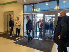 Statsminister Ulf Kristersson kommer in genom entrén