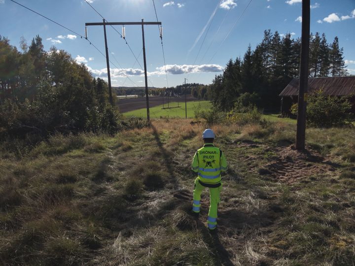 Drönarpilot genomför elnätsbesiktning från marken istället för att flyga med helikopter.