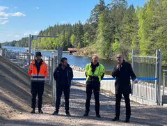 Johan Carpholm, vd Boxhoms Skogar, Gustav Jonsson, projektledare, Tekniska verken, Jakob Bergengren, fiskeribiolog, Tekniska verken och Mile Elez, ordföranden MSS står bredvid varandra framför fiskvägen. Mile Elez talar i en mikrofon.