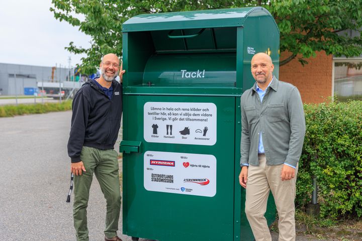Johan Borg, Tekniska verken (t.h.) och Stefan Olsson, Östergötlands Stadsmission (t.v.) framför en av de nya boxarna för återbruk av textil som ska säljas eller skänkas vidare.