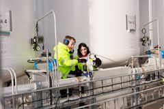 Uttag av snöprover av den infångade frysta koldioxiden i syfte att analysera kvalitet för vidare användning.