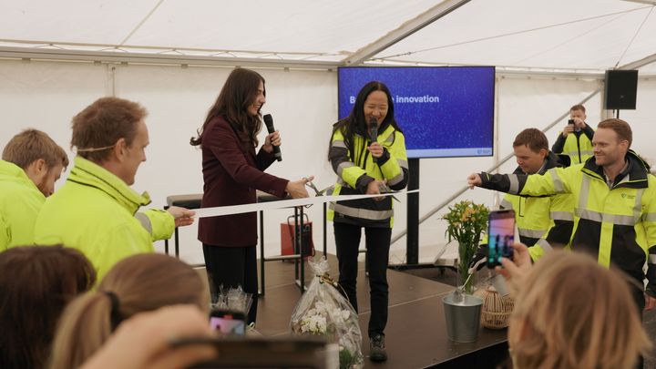 Anna Lövsén, enhetschef Biogas på Tekniska verken, klipper bandet till den nya biogasanläggningen tillsammans med klimat- och miljöminister Romina Pourmokhtari.