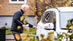 Man står och laddar en elbil