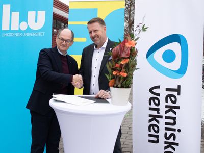 Conny Udd, vd och koncernchef på Tekniska verken (th), och Jan-Ingvar Jönsson, rektor vid Linköpings universitet (tv), signerar det strategiska samverkansavtalet.