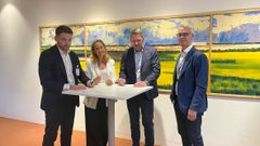 Fyra personer står inomhus runt ett högt litet runt bord. Det är tre män och en kvinna. Ann-Kristin Sander, Nordenchef IFS, och Conny Udd, vd Tekniska verken står i mitten