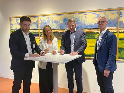 Avtalsskrivning med bland andra Ann-Kristin Sander, Nordenchef IFS, och Conny Udd, vd Tekniska verken