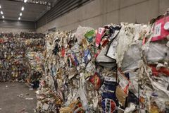 Osorterat restavfall innan det sorteras ut i fem fraktioner i anläggningen.