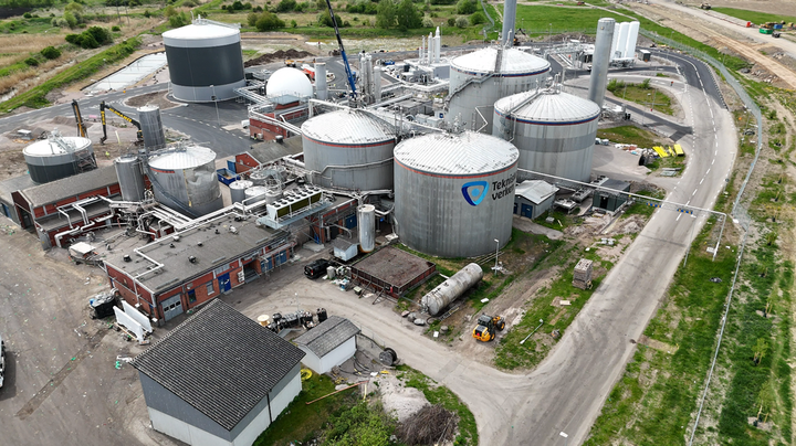 Flygfoto på biogasanläggningen, som bland annat omfattar fem stora rötgaskammare.