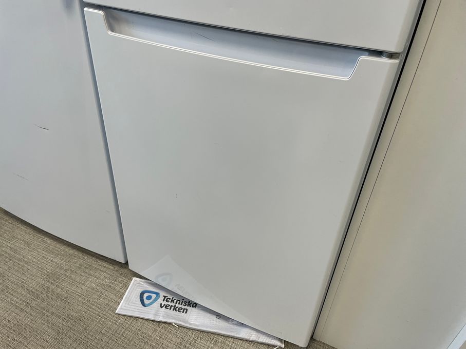 Droppmattor placeras under kylskåp och frysar för att upptäcka vattenläckor i ett tidigt skede.