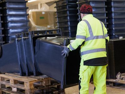 Under våren monteras och packas totalt 48 000 soptunnor innan de körs ut till hushållen.