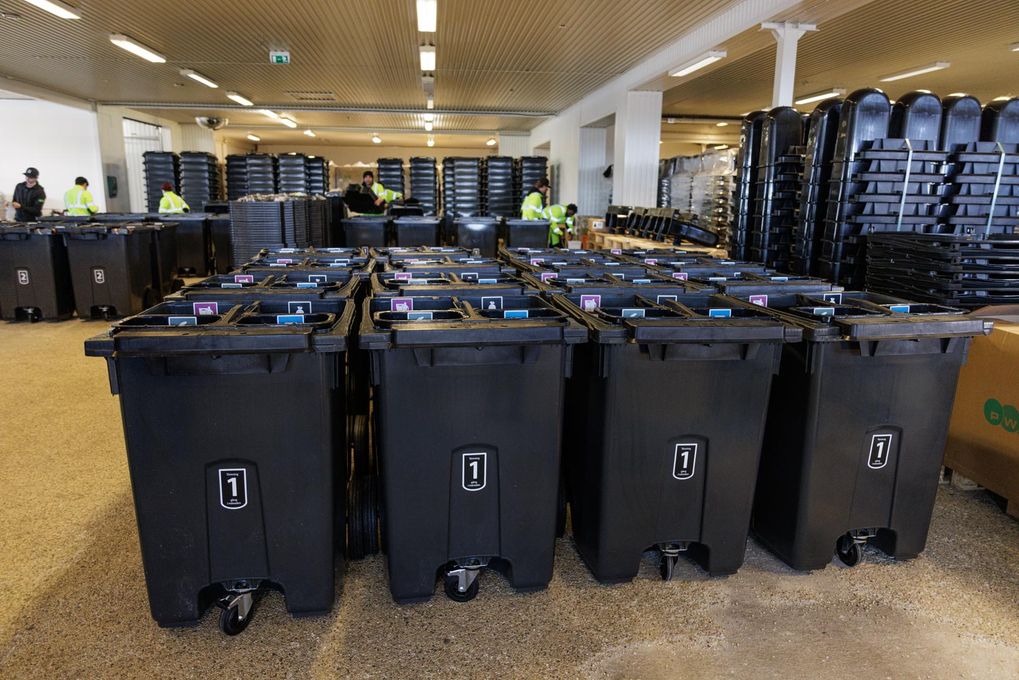 Färdigmonterade soptunnor