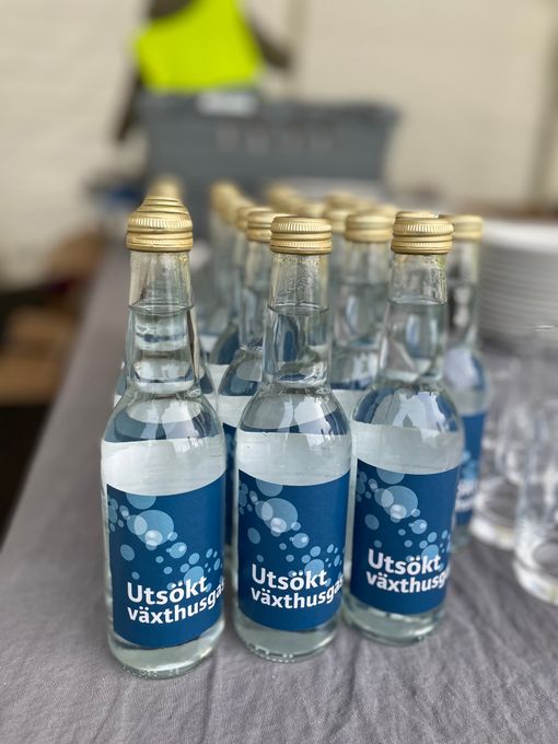 Koldioxid går från utsläpp till kolsyra i läsk.