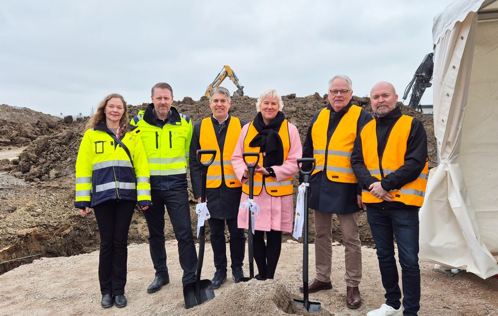 På bilden från vänster: Maria Almesåker (M), styrelseordf Tekniska verken, Conny Udd, vd Tekniska verken, Niklas Borg (M), kommunalråd och förste vice ordf kommunstyrelsen, Linköpings kommun, Kristina Edlund (S), kommunstyrelsens ordf, Linköpings kommun, Peter Vestberg (M), styrelseordf Lejonfastigheter samt Micael Antamo, vd, Lejonfastigheter.