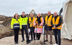 två kvinnor och fyra män står på rad i gul eller orange varselklädsel. De tre personerna i mitten håller i varsin spade. Personerna är från vänster: Maria Almesåker (M), styrelseordf Tekniska verken, Conny Udd, vd Tekniska verken, Niklas Borg (M), kommunalråd och förste vice ordf kommunstyrelsen, Linköpings kommun, Kristina Edlund (S), kommunstyrelsens ordf, Linköpings kommun, Peter Vestberg (M), styrelseordf Lejonfastigheter samt Micael Antamo, vd, Lejonfastigheter.