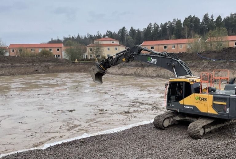 Arbetet med det nya dagvattenmagasinet i Tunvallaparken pågår. Magasinet ska stärka dagvattensystemet och minska risken för översvämningar.