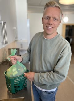 Jens Lövgren, verksamhetsutvecklare på Tekniska verken, ser fram emot att den nya gröna påsen börjar användas i Östergötland i sommar.