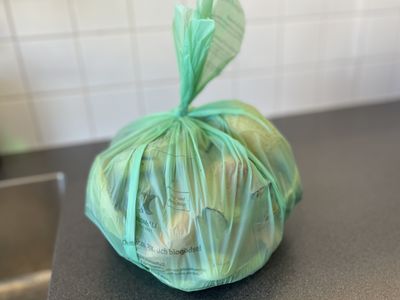 Den nya gröna påsen som nu börjar användas i flera östgötska kommuner.