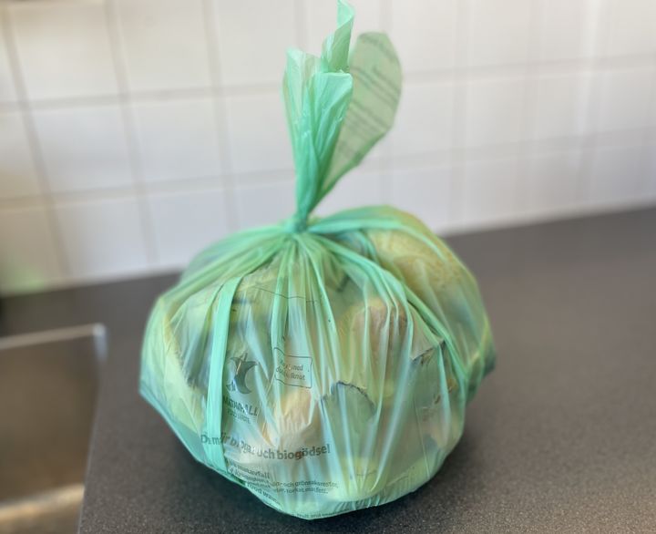 Den nya gröna påsen som nu börjar användas i flera östgötska kommuner.