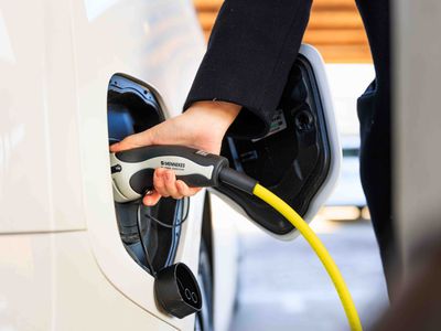 Genom investeringar i elnätet skapar Tekniska verken exempelvis förutsättningar för mer laddinfrastruktur och ett transportsystem med lägre klimatpåverkan.