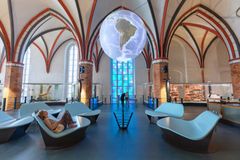 En digital jordglob i den stora kyrksalen på Meeresmuseum i Stralsund