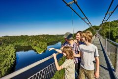 Vandring högt över naturen på hängbron Titan