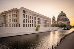 Humbold Forum på museumsön i Berlin, med Domkyrkan i bakgrunden