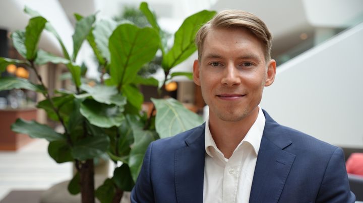 Sänkningen är extra välkommen för lantbruken där andelen unga är hög och marginalerna behöver öka, säger Joakim Wirén chefsekonom Gröna arbetsgivare