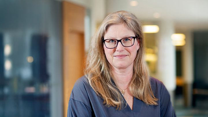 Vi kan inte vara annat än kritiska när regeringen vill höja lönegolvet till 33 390 kronor och slopa undantagen, samtidigt som medianlönen för arbetare inom lantbruket ligger på 27 290 kronor i månaden, säger Emma Terander chef arbetsmarknad Gröna arbetsgivare