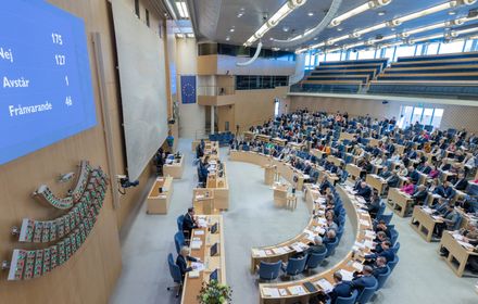 De gröna näringar måste undantas från höjt lönekrav när riksdagen röstar idag